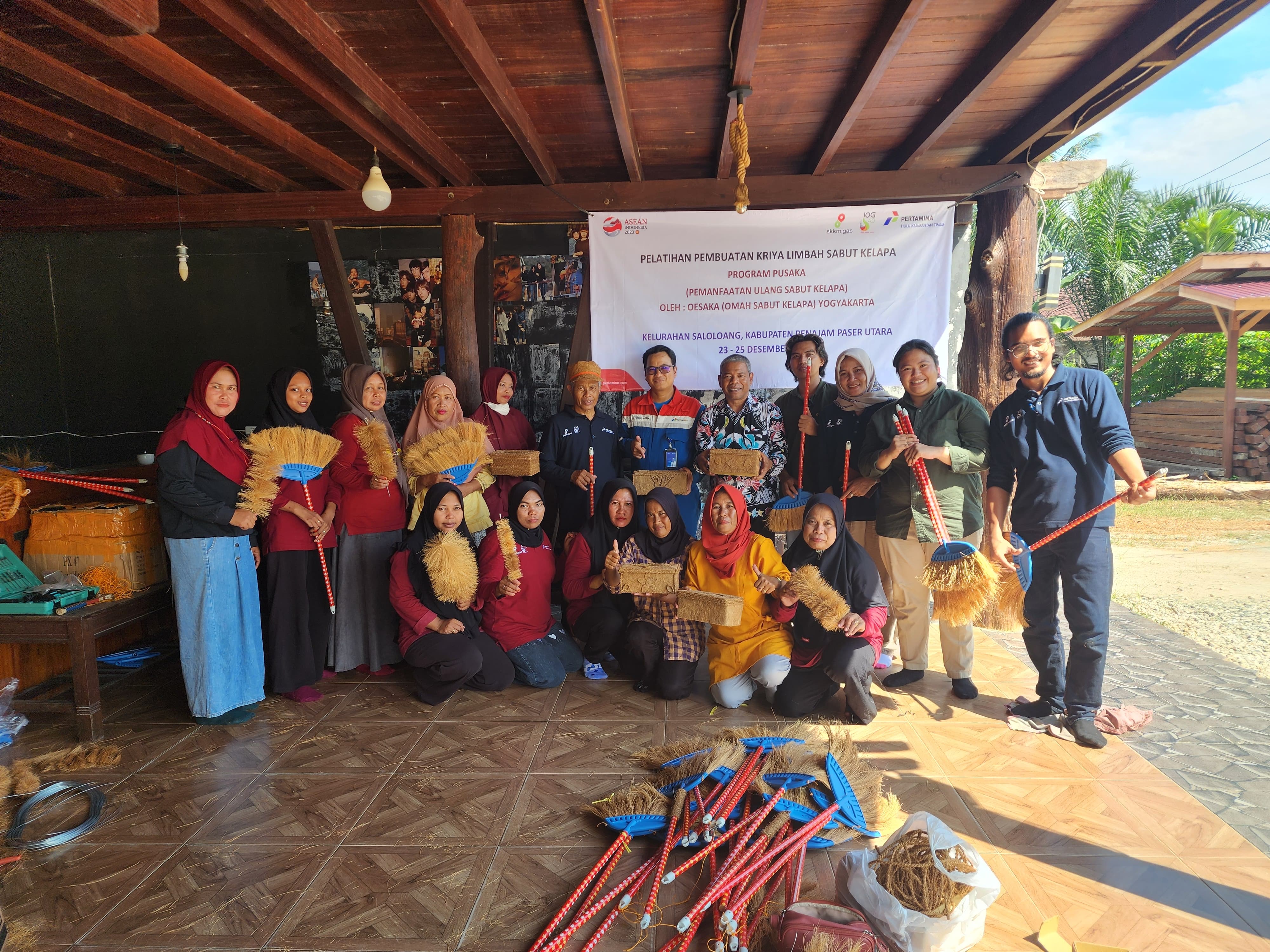 Supporting Economic Growth and Environmental Preservation, PHKT Holds Coconut Husk Reuse Training in Penajam Paser Utara