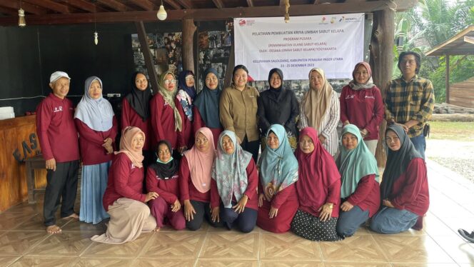 Empowering Women: PHKT Collaborates with KIM to Hold Coconut Husk Training